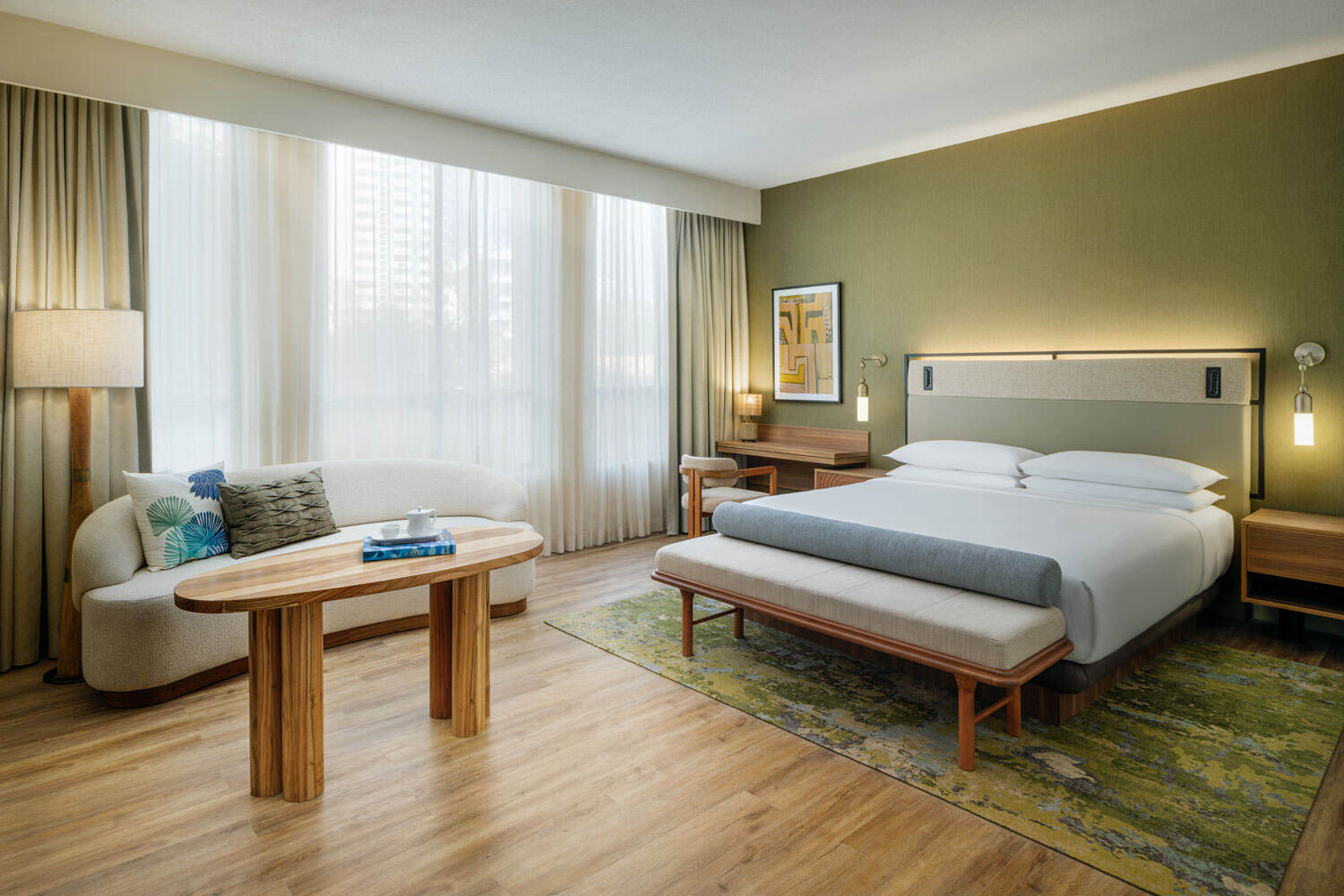 bt-PTYRP-P0014-King-Bed-Guestroom-Wide-Angle-With-TV